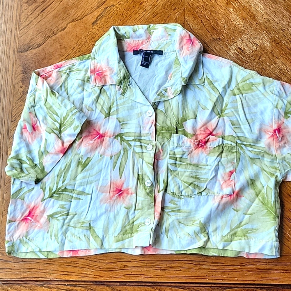 Forever 21 floral cropped hawaiin button down!! Flowy, cute, flattering